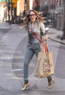 PEOPLE - Sarah Jessica Parker und ihr grosser brauner Sack in New York unterwegs