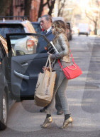 PEOPLE - Sarah Jessica Parker und ihr grosser brauner Sack in New York unterwegs