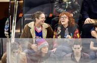 PEOPLE - Susan Sarandon geniesst mit Sohnemann Miles das Hockeyspiel 
