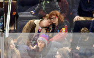 PEOPLE - Susan Sarandon geniesst mit Sohnemann Miles das Hockeyspiel 