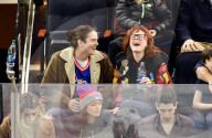 PEOPLE - Susan Sarandon geniesst mit Sohnemann Miles das Hockeyspiel 