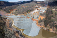 NEWS - Kalifornien: Bilder des kaputten Oroville Staudammes