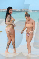 PEOPLE - Reality-Sternchen Chantelle Connelly und Jemma Lucy räkeln sich in der Karibik