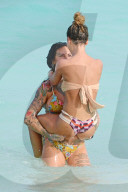 PEOPLE - Reality-Sternchen Chantelle Connelly und Jemma Lucy räkeln sich in der Karibik