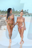 PEOPLE - Reality-Sternchen Chantelle Connelly und Jemma Lucy räkeln sich in der Karibik