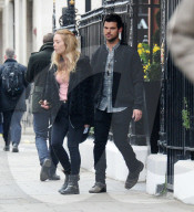 EXKLUSIV - Billie Lourd mit Taylor Lautner auf den Spuren von Mama Carrie Fisher in London