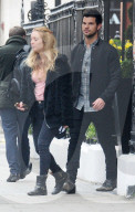 EXKLUSIV - Billie Lourd mit Taylor Lautner auf den Spuren von Mama Carrie Fisher in London