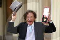 PEOPLE - Mit dem Britischen Orden ausgezeichnet: Entertainer Ken Dodd