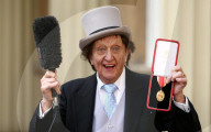PEOPLE - Mit dem Britischen Orden ausgezeichnet: Entertainer Ken Dodd