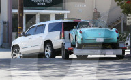 EXKLUSIV - Caitlyn Jenner schleppt Tochter Kendall's Corvette Classic ab