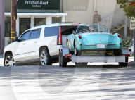 EXKLUSIV - Caitlyn Jenner schleppt Tochter Kendall's Corvette Classic ab