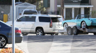 EXKLUSIV - Caitlyn Jenner schleppt Tochter Kendall's Corvette Classic ab