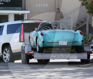 EXKLUSIV - Caitlyn Jenner schleppt Tochter Kendall's Corvette Classic ab