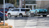 EXKLUSIV - Caitlyn Jenner schleppt Tochter Kendall's Corvette Classic ab