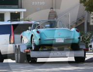 EXKLUSIV - Caitlyn Jenner schleppt Tochter Kendall's Corvette Classic ab