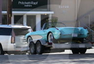 EXKLUSIV - Caitlyn Jenner schleppt Tochter Kendall's Corvette Classic ab