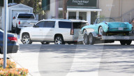 EXKLUSIV - Caitlyn Jenner schleppt Tochter Kendall's Corvette Classic ab
