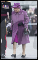 PEOPLE - Queen Elizabeth besucht das Royal Welsh Regiment in Wiltshire