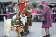 PEOPLE - Queen Elizabeth besucht das Royal Welsh Regiment in Wiltshire