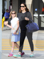 PEOPLE - Jennifer Garner trägt ein Shirt mit einem gebrochenen Herzen drauf