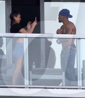 PEOPLE - Shemar Moore relaxt in charmanter Gesellschaft am Pool in Miami