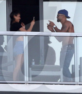 PEOPLE - Shemar Moore relaxt in charmanter Gesellschaft am Pool in Miami