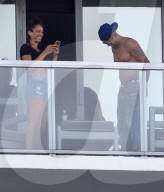 PEOPLE - Shemar Moore relaxt in charmanter Gesellschaft am Pool in Miami