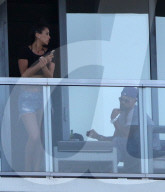 PEOPLE - Shemar Moore relaxt in charmanter Gesellschaft am Pool in Miami