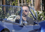 PEOPLE - Aaron Paul führt sein sportliches Cabrio durch Malibu
