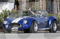 PEOPLE - Aaron Paul führt sein sportliches Cabrio durch Malibu
