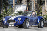 PEOPLE - Aaron Paul führt sein sportliches Cabrio durch Malibu