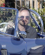 PEOPLE - Aaron Paul führt sein sportliches Cabrio durch Malibu