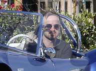 PEOPLE - Aaron Paul führt sein sportliches Cabrio durch Malibu