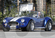 PEOPLE - Aaron Paul führt sein sportliches Cabrio durch Malibu