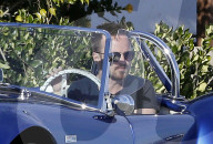PEOPLE - Aaron Paul führt sein sportliches Cabrio durch Malibu