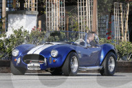 PEOPLE - Aaron Paul führt sein sportliches Cabrio durch Malibu