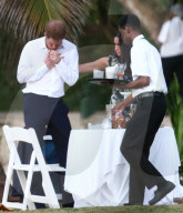 PEOPLE - Turteln an der Hochzeit von Freund "Skippy": Prince Harry und Meghan Markle