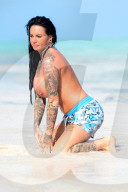 EXKLUSIV - Jemma Lucy barbusig an einem Strand in der Karibik