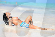 EXKLUSIV - Jemma Lucy barbusig an einem Strand in der Karibik