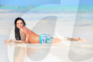 EXKLUSIV - Jemma Lucy barbusig an einem Strand in der Karibik