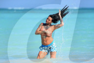 EXKLUSIV - Jemma Lucy barbusig an einem Strand in der Karibik