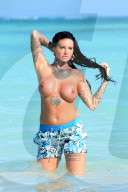 EXKLUSIV - Jemma Lucy barbusig an einem Strand in der Karibik