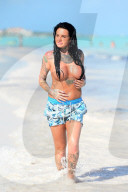 EXKLUSIV - Jemma Lucy barbusig an einem Strand in der Karibik