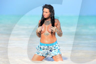 EXKLUSIV - Jemma Lucy barbusig an einem Strand in der Karibik