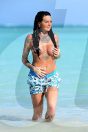 EXKLUSIV - Jemma Lucy barbusig an einem Strand in der Karibik