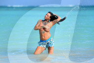 EXKLUSIV - Jemma Lucy barbusig an einem Strand in der Karibik