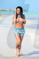 EXKLUSIV - Jemma Lucy barbusig an einem Strand in der Karibik