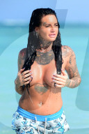 EXKLUSIV - Jemma Lucy barbusig an einem Strand in der Karibik