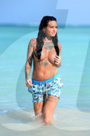 EXKLUSIV - Jemma Lucy barbusig an einem Strand in der Karibik