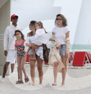 PEOPLE - Strand-Freiheit: Chrissy Teigen ohne BH am Miami Beach